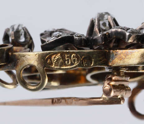 Брошь из золота (по клейму 56), общим весом 14,51 грамма, содержит природные вставки из бриллиантов